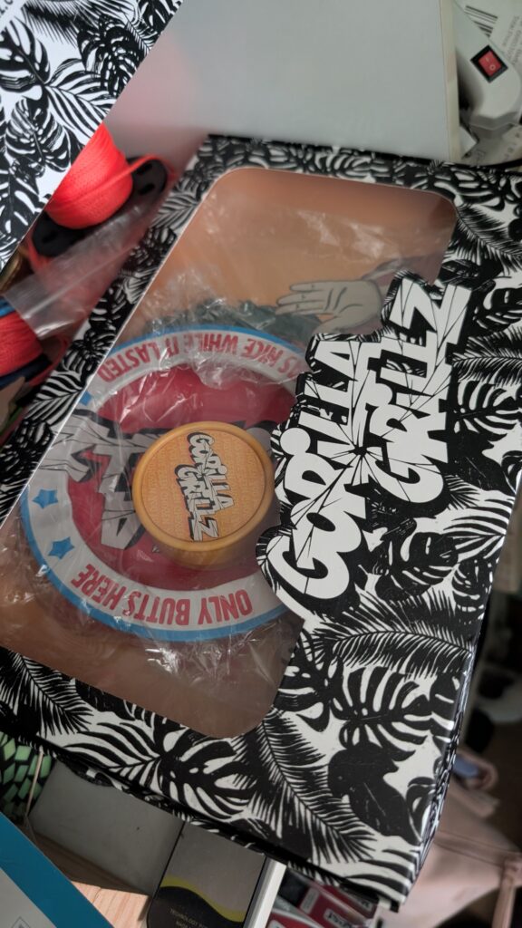 PACK MERCH - reseña de Ana Márquez
